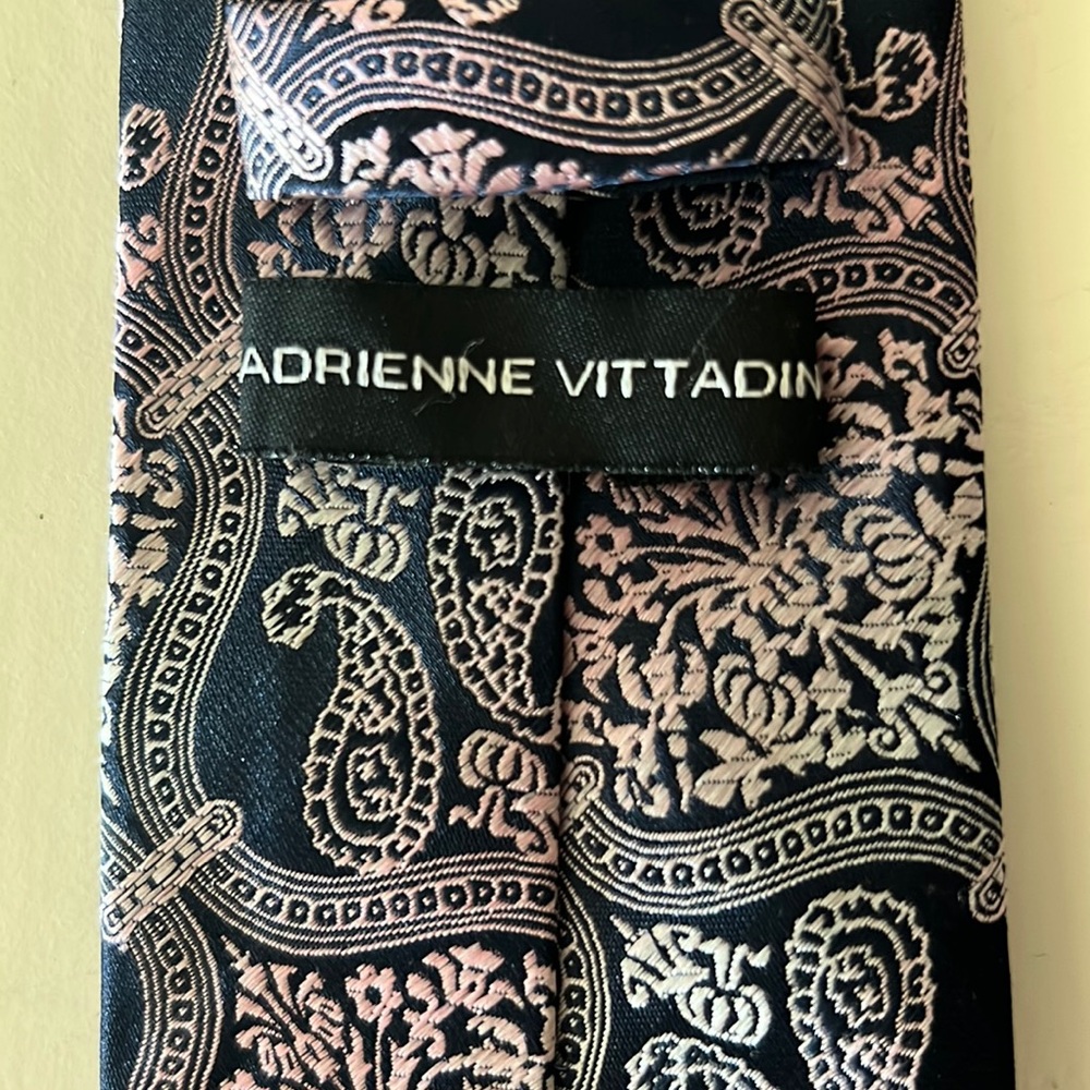 Like new Adrienne Vittadini tie no stains no runs